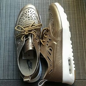 Nike Air Max Thea Joli 9.5 gold